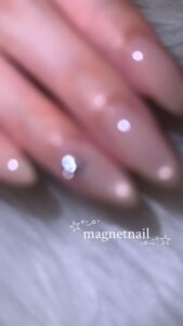 . マグネットにミニミニビジューで、シンプルなオフィスネイル […]